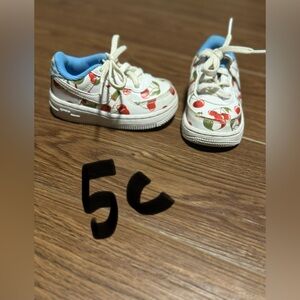 5C cherry Nike Air Max
NEVER BEEN WORN BEFORE